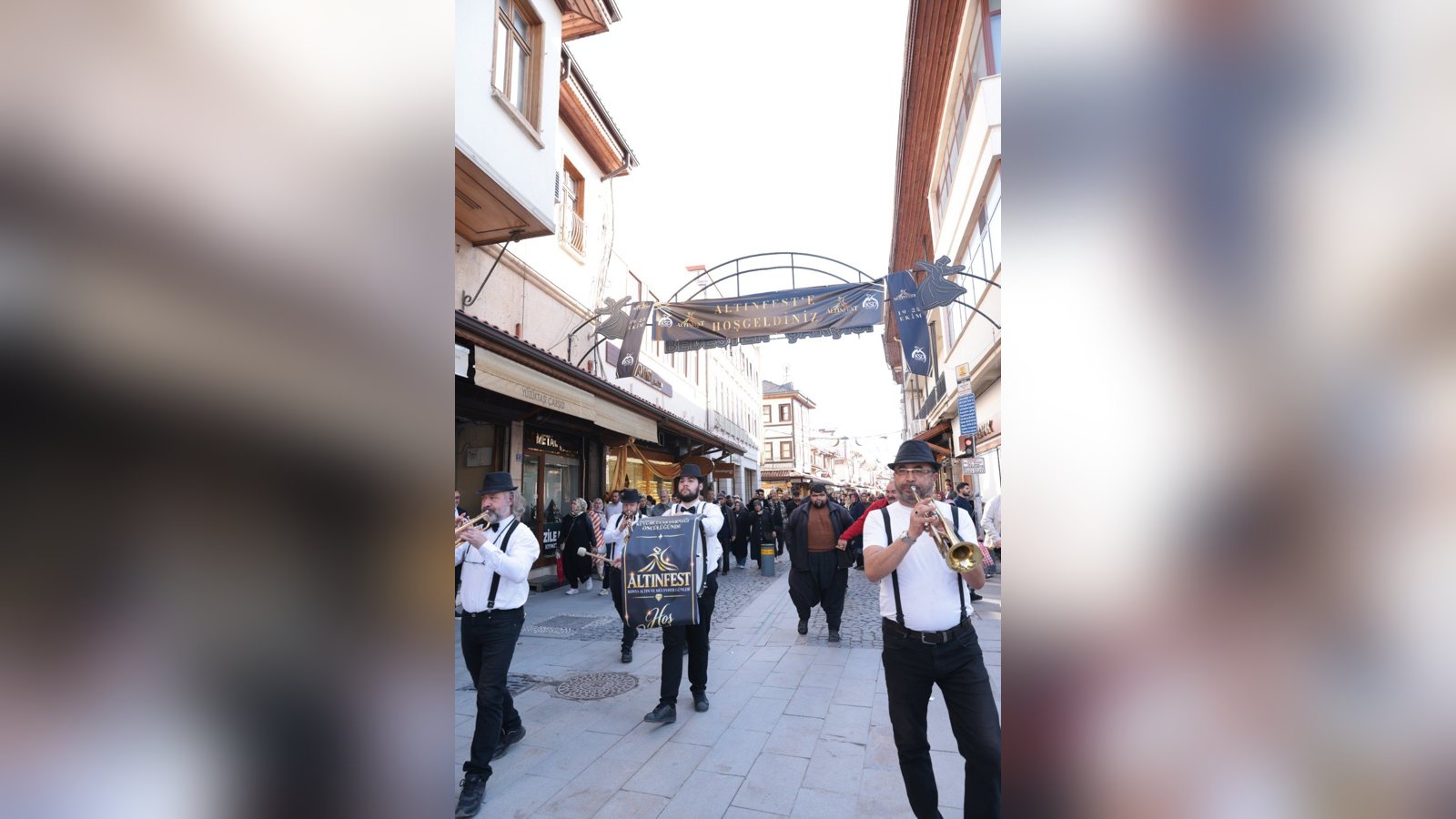 Altınfest coşkusu sokaklara taştı: bando çarşıyı dolaştı